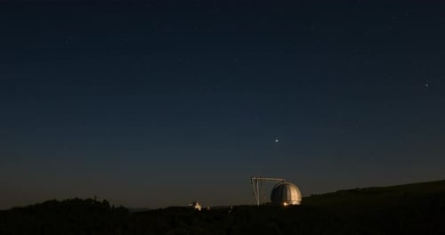 Zeitraffer-Tracking-Aufnahme eines speziellen wissenschaftlichen astrophysikalischen Observatoriums