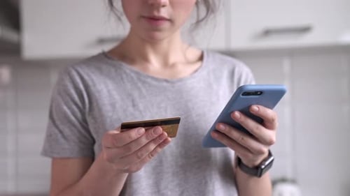 Banco on-line com telefone inteligente. Pagamento fácil usando telefone inteligente