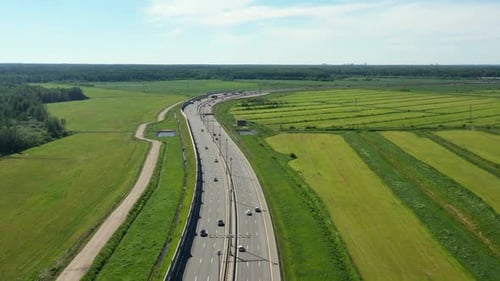 Asphalt-Speedway mit Autos durch Green Field. Luftaufnahme von der Drohne