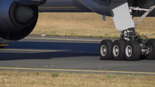 Abschleppen des Flugzeugs zur Wartung, Nahaufnahme