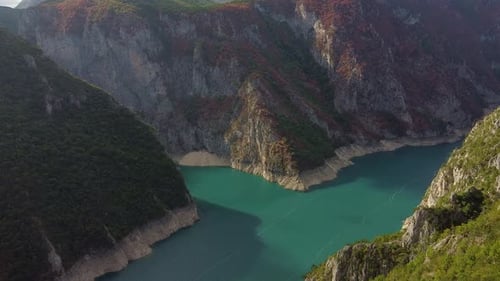 Vista aérea del valle de la montaña con el río Azure