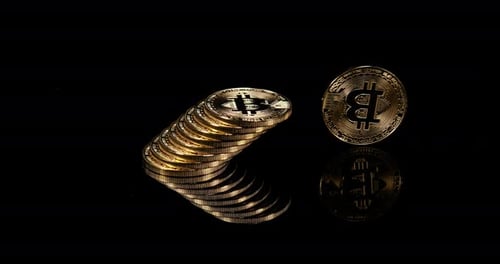 Bitcoins auf schwarzem Hintergrund, Zeitlupe 4K