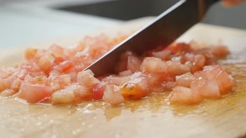 Couper les tomates en petits morceaux et les disposer avec un couteau en gros plan 4K 2160p UltraHD - Fre