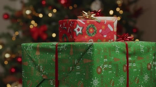 Weihnachtsgeschenke unter Baum