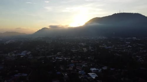 Luftaufnahme Morgensonne am Hügel
