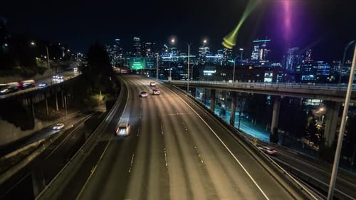 Effet d'hyperlapse de l'autoroute de Seattle sur le paysage urbain nocturne