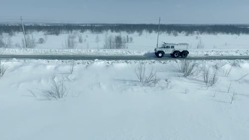 Geländewagen auf sechs Rädern