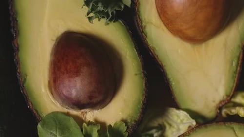Zwei Avocados