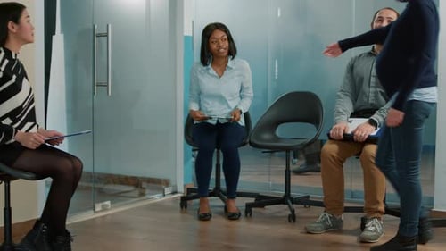 Employé de bureau invitant un candidat à entrer dans le bureau