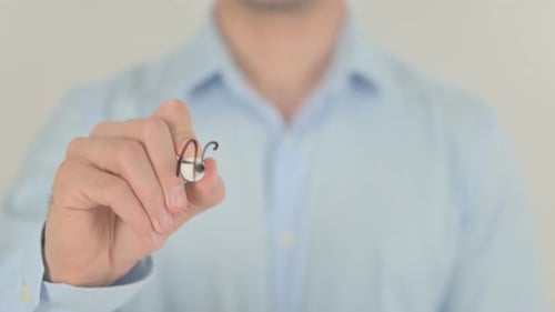 Leistung, Mann schreibt auf transparentem Bildschirm