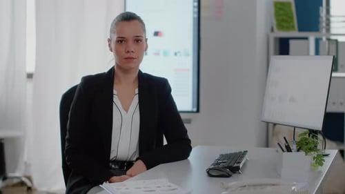 Retrato de trabajador Corporativa sentado en el escritorio con computadora