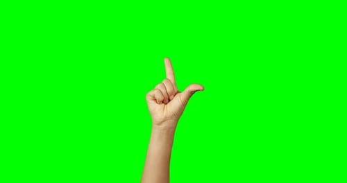Persona haciendo un gesto con la mano sobre fondo de pantalla verde