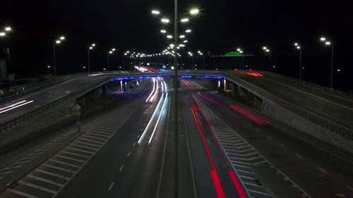 Die Bewegung von Autos auf der Straße einer Großstadt, Zeitraffer