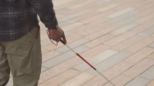 Blinder Mann mit Gehstock auf der Straße