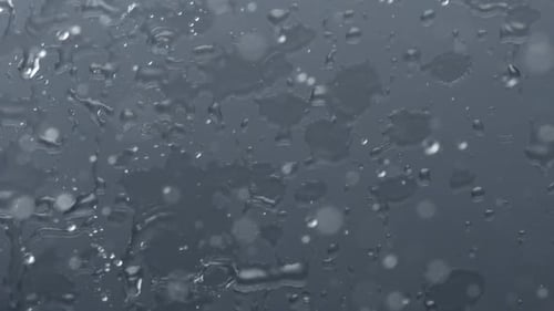 Starker Regen auf Fensterglas, Zeitlupe