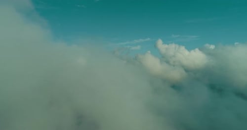 Vol aérien au-dessus des nuages avec un ciel bleu en arrière-plan par une belle journée ensoleillée