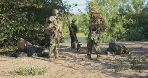 In Uniform gekleidete Truppen sichern den Bereich der Armeestützpunkt Männer mit langen Gewehren Tarnhelmen