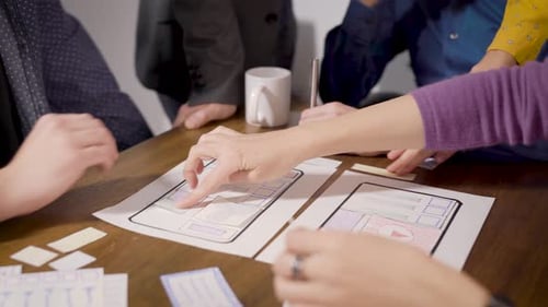 Les gens développent l'interface des applications mobiles, mettent des documents sur la table au bureau, font des gros plans