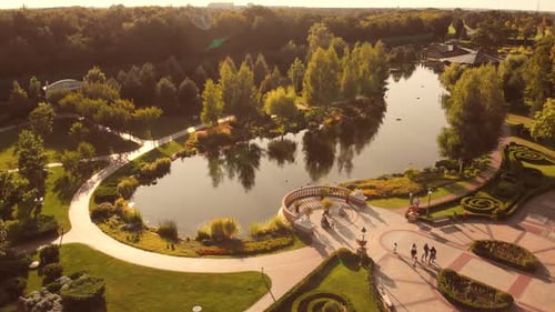 Luftaufnahme eines dekorativen Gartenpark-Teiches