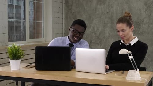 Teamwork in Office: Collaboration and Technology at Desk