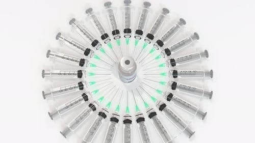 Flacon avec vaccin antipaludique et seringues