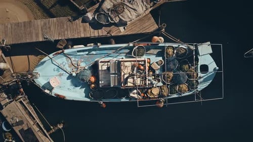 Fischerboot aus Holz auf dem Pier
