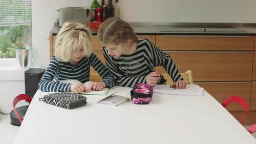 Homeschooling für Mädchen und Jungen aufgrund von Covid-19