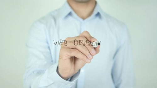 Webentwickler, Mann schreibt auf dem Bildschirm
