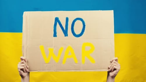 Schild ohne Krieg und Hintergrund der Flagge in der Ukraine, um die Massaker zu stoppen