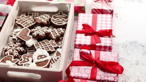 Délicieux biscuits au pain d'épice décorés de Noël frais placés dans une caisse en bois