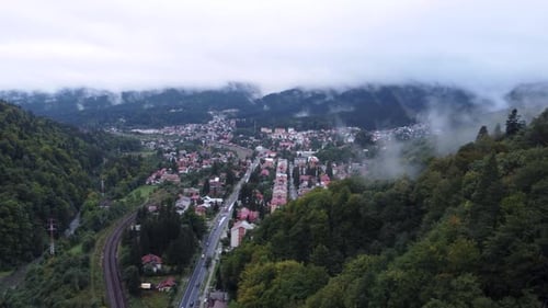 Drohne Mountain Countryside Village auf dem Nebelwal