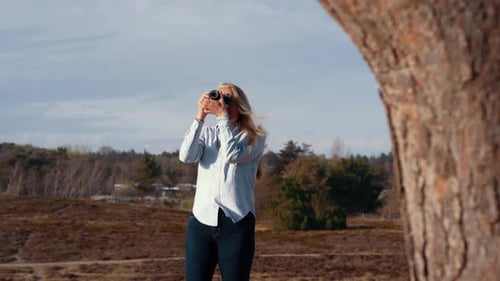 Fotógrafo capturando imagem de tronco de árvore