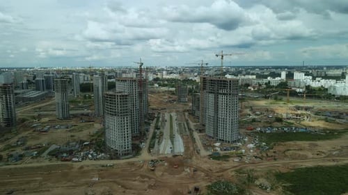 Baustelle. Bau von mehrstöckigen Gebäuden. Bau eines Stadtblocks. Luftbild