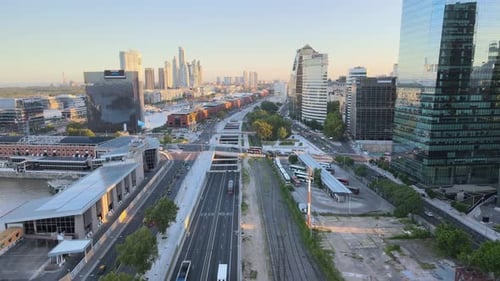 Chariot aérien en plan capturant la faible circulation sur l'autoroute Paseo del Bajo dans le centre-ville de Buenos Aires avec