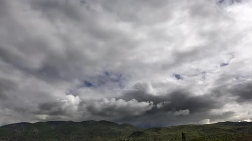 Wolkenbewegungen über Hügeln im normalen terrestrischen Klima