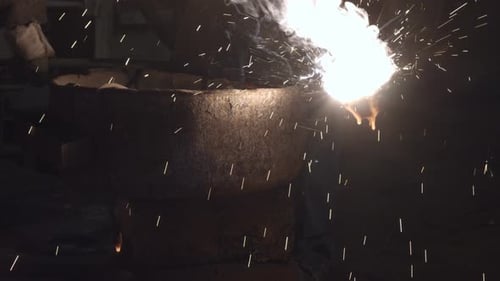 Das geschmolzene Metall wird aus der Schüssel gegossen