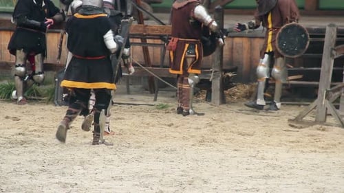 Schauspieler in mittelalterlichen Anzügen beim historischen Filmdreh, Reenactment