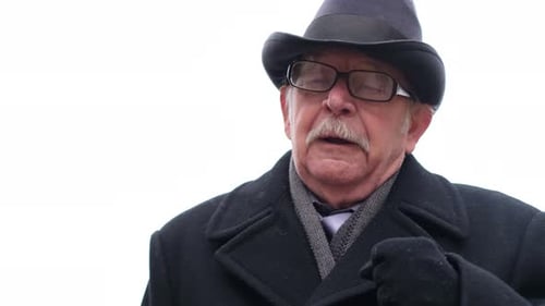 Dans les rues de la ville, un homme âgé est tombé malade, toussant violemment et suffoquant.