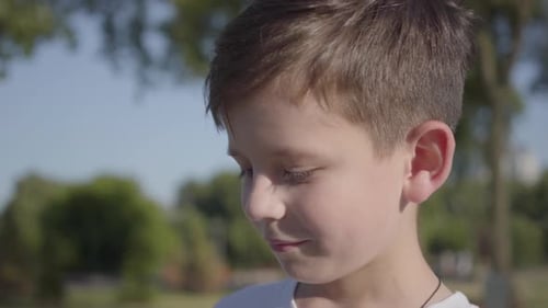 Portrait d'un garçon souriant mignon à l'extérieur