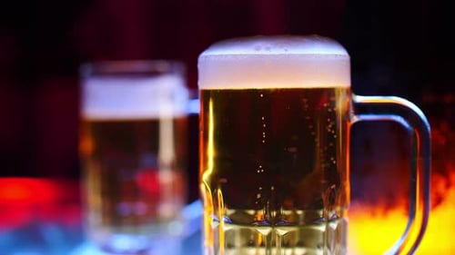 Chope de bière légère sur le comptoir d'un bar lors d'une soirée dans un pub.