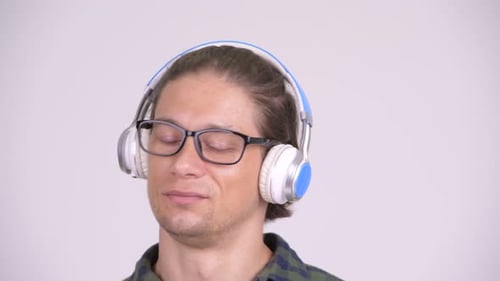 Gesicht eines gutaussehenden Hipster-Mannes, der Musik hört
