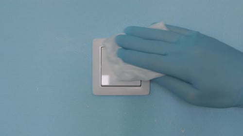 Interruptor de luz para limpeza e desinfecção de lenços umedecidos.