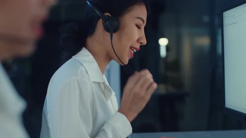 Jeune équipe de centre d'appels en Asie ou responsable du service client utilisant un ordinateur et un microphone