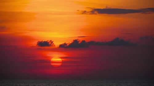Puesta de sol roja sobre el océano