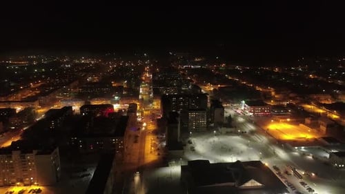 Luftaufnahme einer kleinen Nachtstadt. In der Aufnahme — die Straßen, das Haus der Kultur, Neujahrsbaum 03