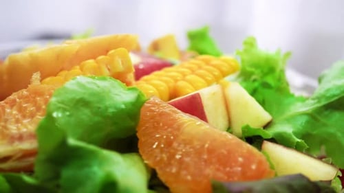 Salade verte biologique avec différentes sortes de fruits dans un Macro Shot rotatif Healthy Life