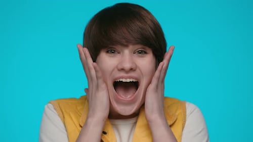 Une femme choquée réagit émotionnellement à une bonne nouvelle