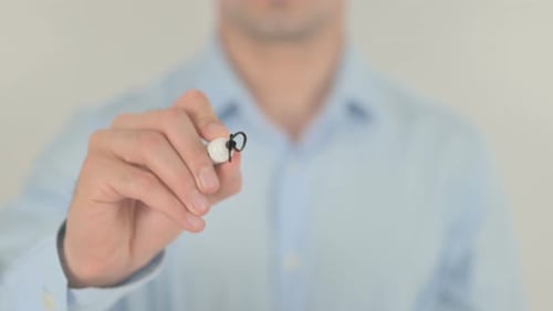 Causa raíz, hombre escribiendo en pantalla transparente
