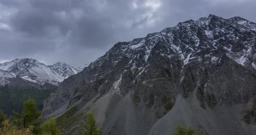 Timelapse de nuages épiques à Mountain Valley, heure d'automne
