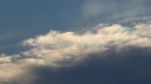 Zeitrafferwolken, rollende, geschwollene Wolken bewegen sich, weiße Lichter, Wolken, Zeitraffer. Cloud läuft